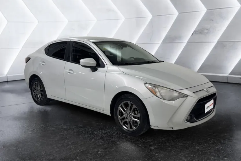 2020 Toyota Yaris L photo 1
