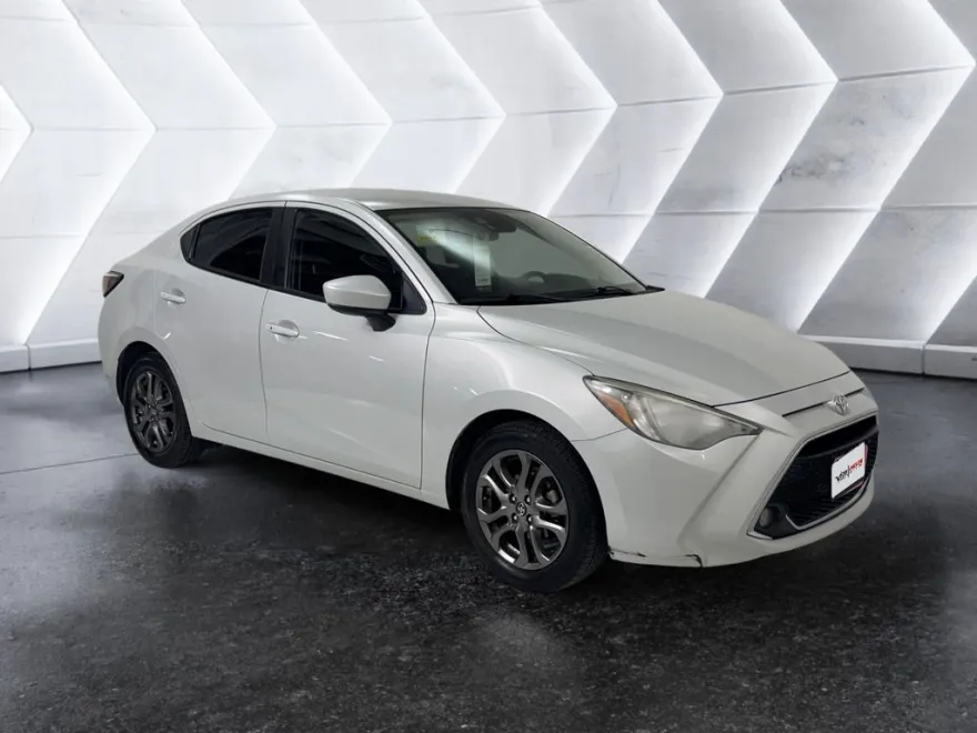 2020 Toyota Yaris L photo 1