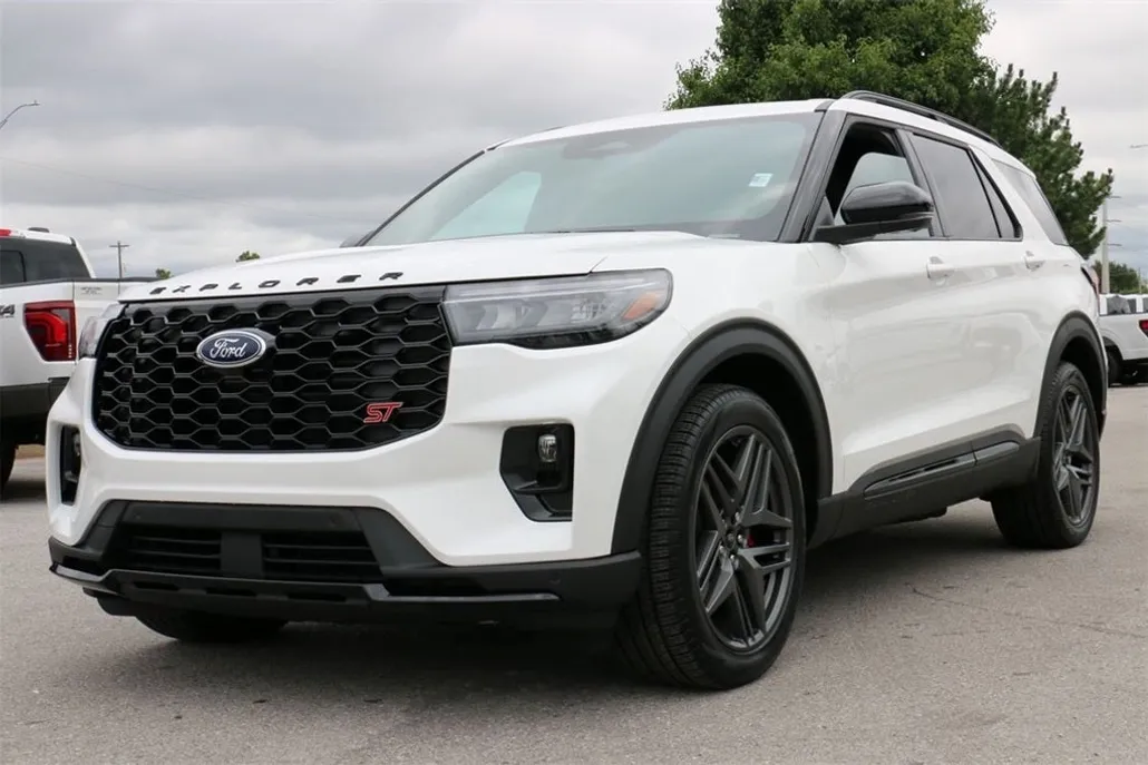 2025 Ford Explorer ST photo 1