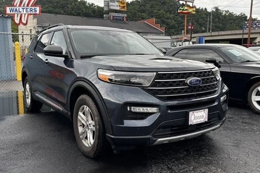 2022 Ford Explorer XLT Sport photo 1