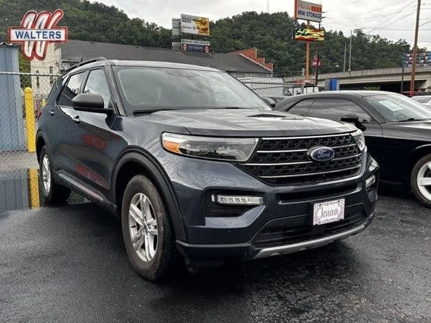 2022 Ford Explorer XLT Sport photo 1