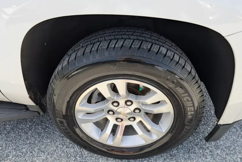 2018 Chevrolet Suburban LT photo 1