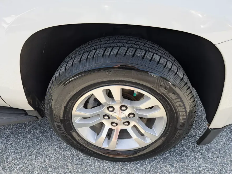 2018 Chevrolet Suburban LT photo 1