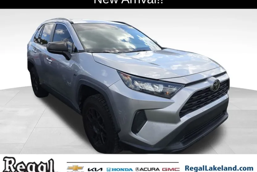 2021 Toyota RAV4 LE photo 1