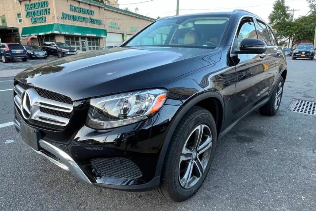 2017 Mercedes Benz GLC 300 4MATIC photo 1