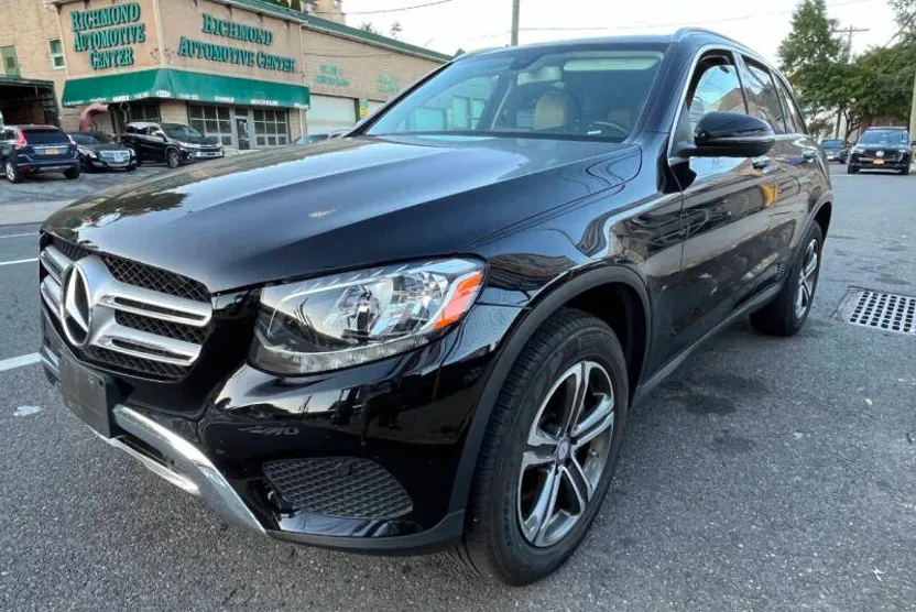 2017 Mercedes Benz GLC 300 4MATIC photo 1