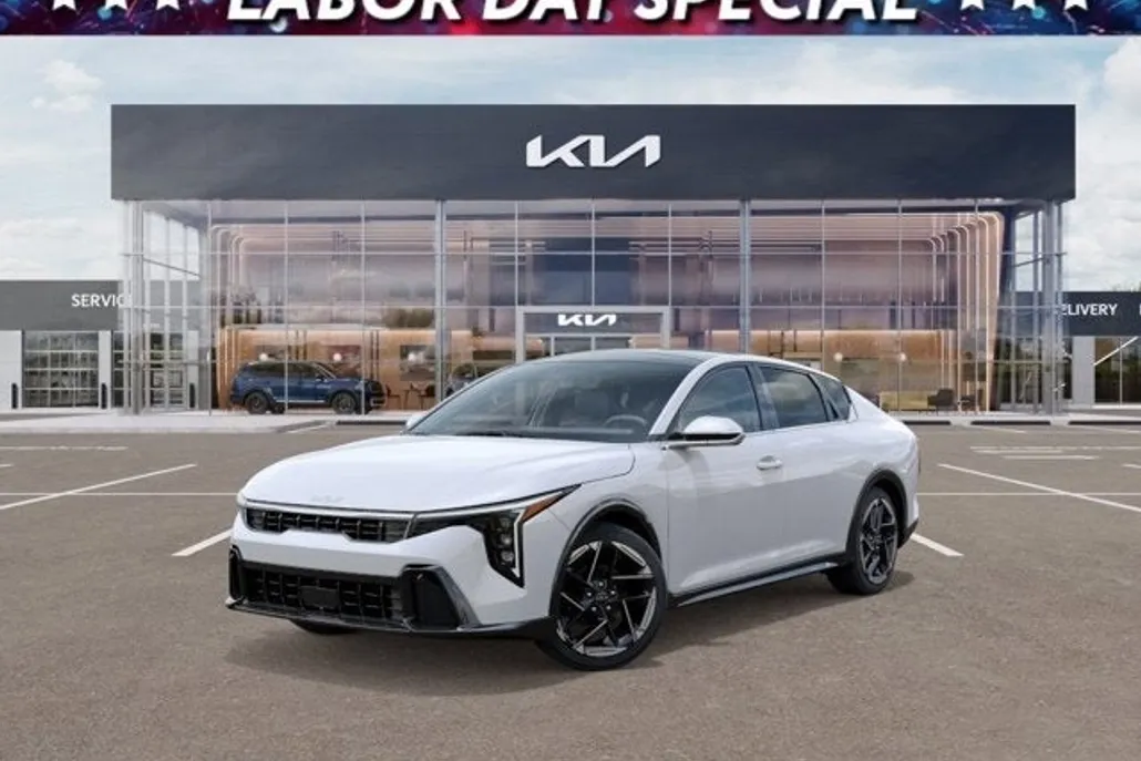 2025 Kia K4 GT-Line photo 1