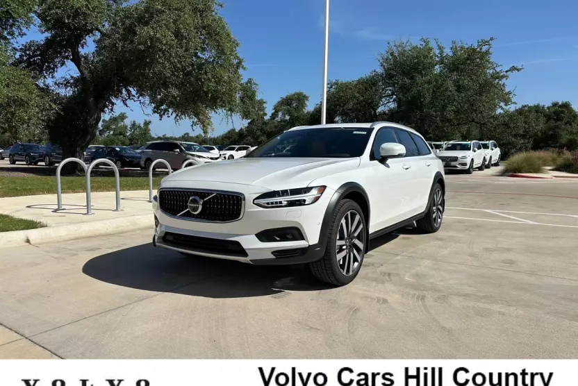 2026 Volvo V90 Cross Country B6 photo 1