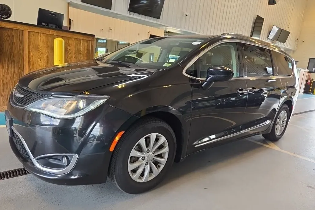 2019 Chrysler Pacifica Touring L photo 1