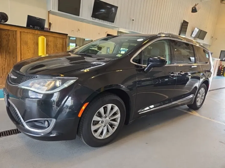 2019 Chrysler Pacifica Touring L photo 1