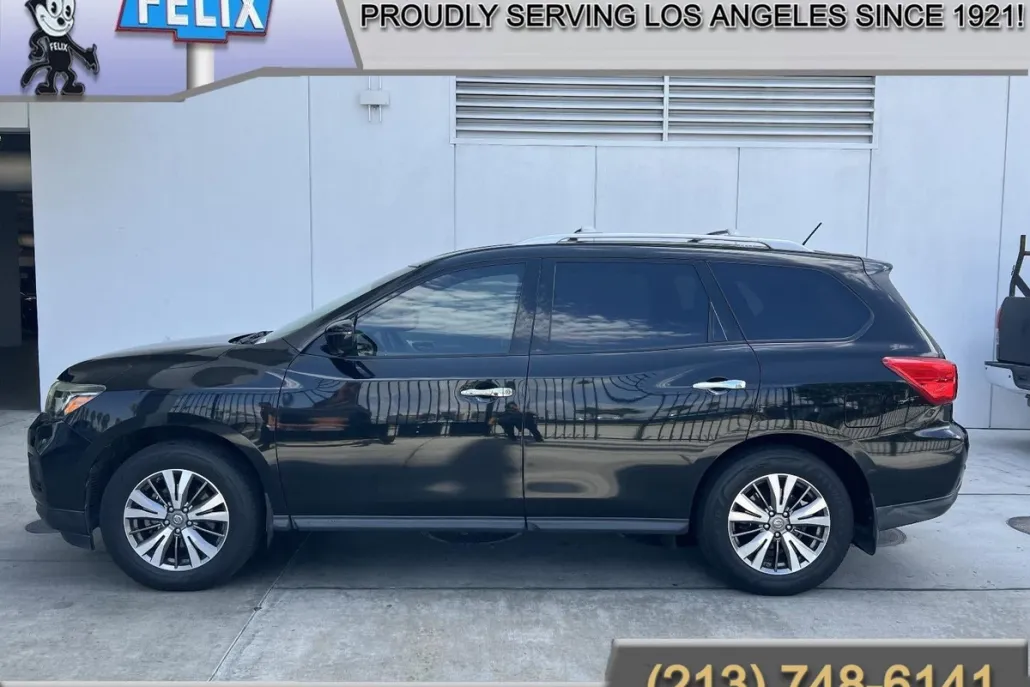 2018 Nissan Pathfinder SL photo 1