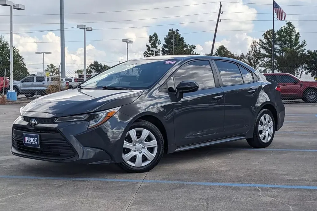 2024 Toyota Corolla LE photo 1