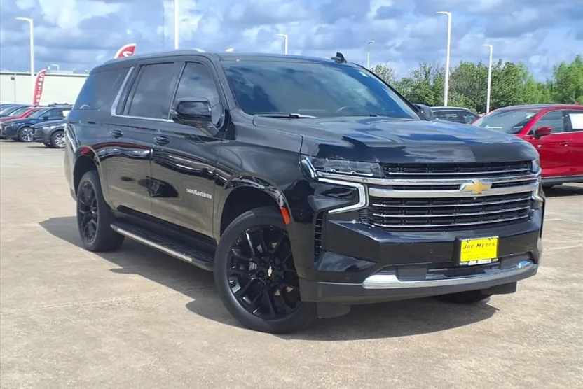 2023 Chevrolet Suburban LT photo 1
