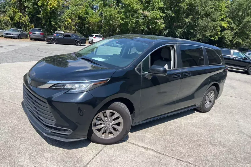 2023 Toyota Sienna LE photo 1