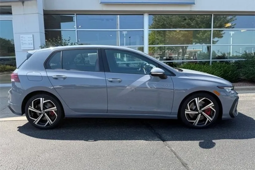 2025 Volkswagen Golf GTI SE photo 1