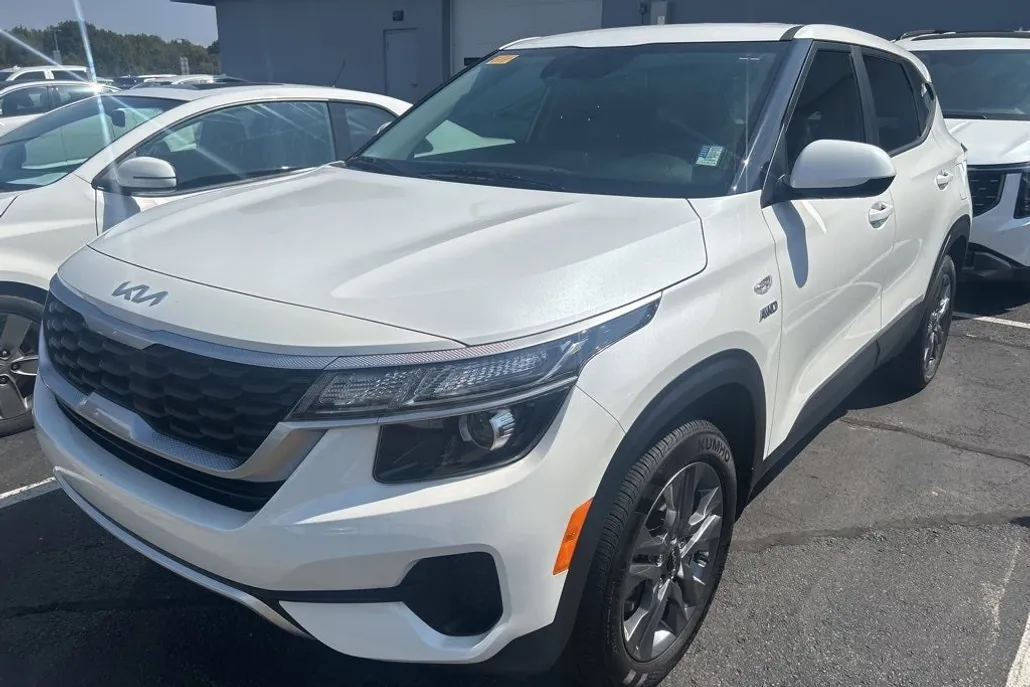 2023 Kia Seltos LX photo 1