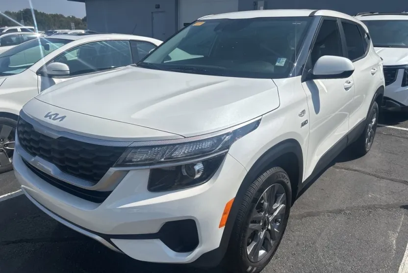 2023 Kia Seltos LX photo 1