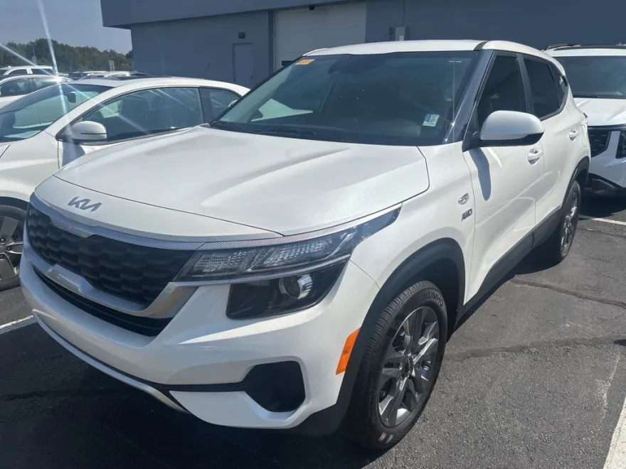 2023 Kia Seltos LX photo 1