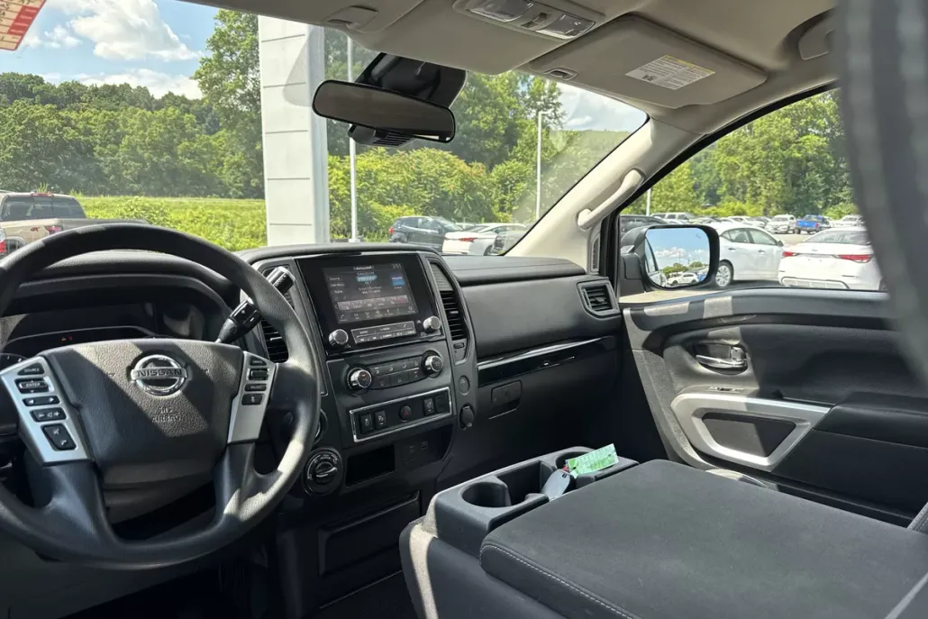 2022 Nissan Titan SV photo 1