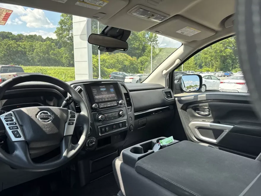 2022 Nissan Titan SV photo 1