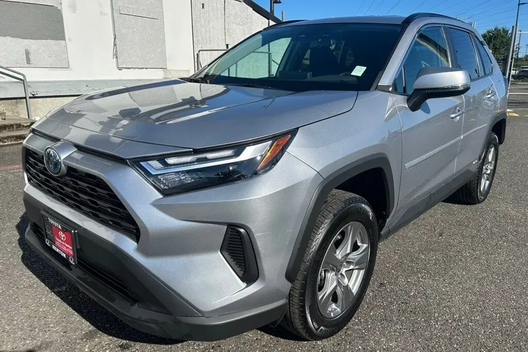 2023 Toyota RAV4 Hybrid LE photo 1