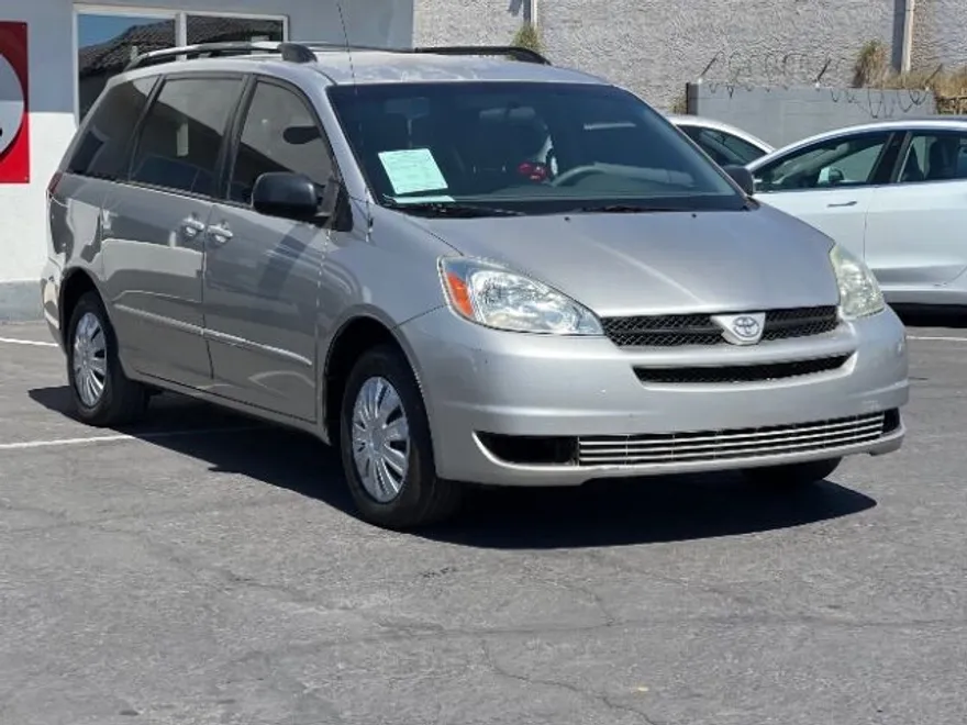 2005 Toyota Sienna LE photo 1