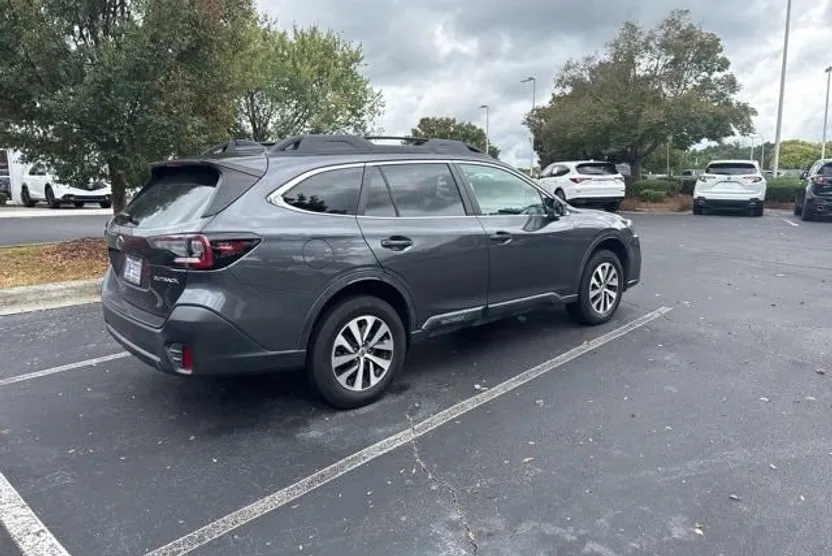 2020 Subaru Outback Premium photo 1