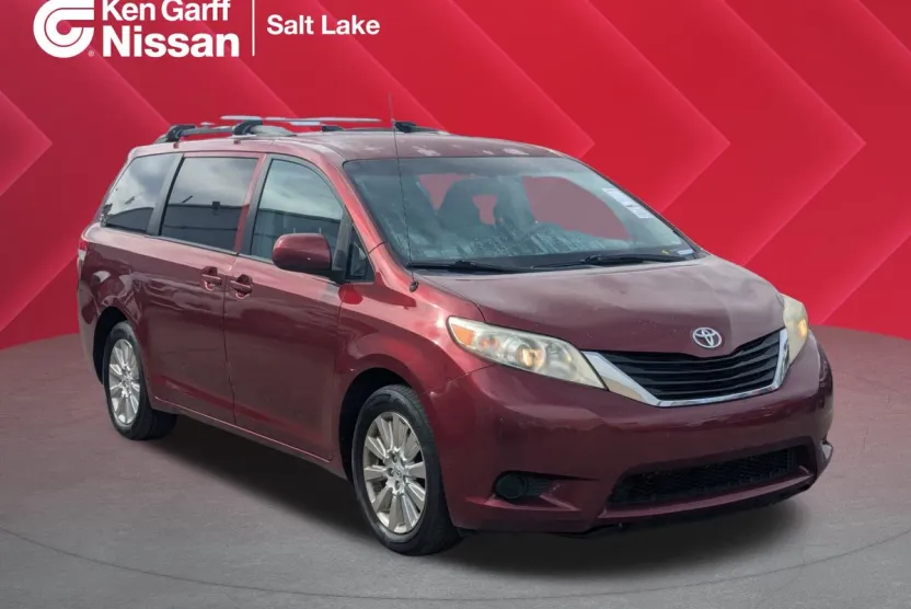 2011 Toyota Sienna LE photo 1