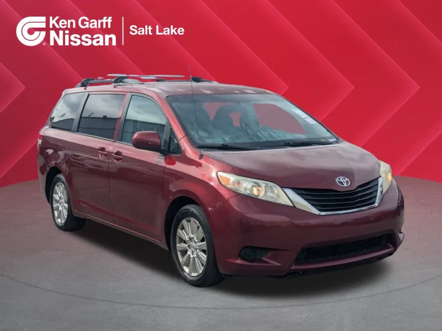 2011 Toyota Sienna LE photo 1