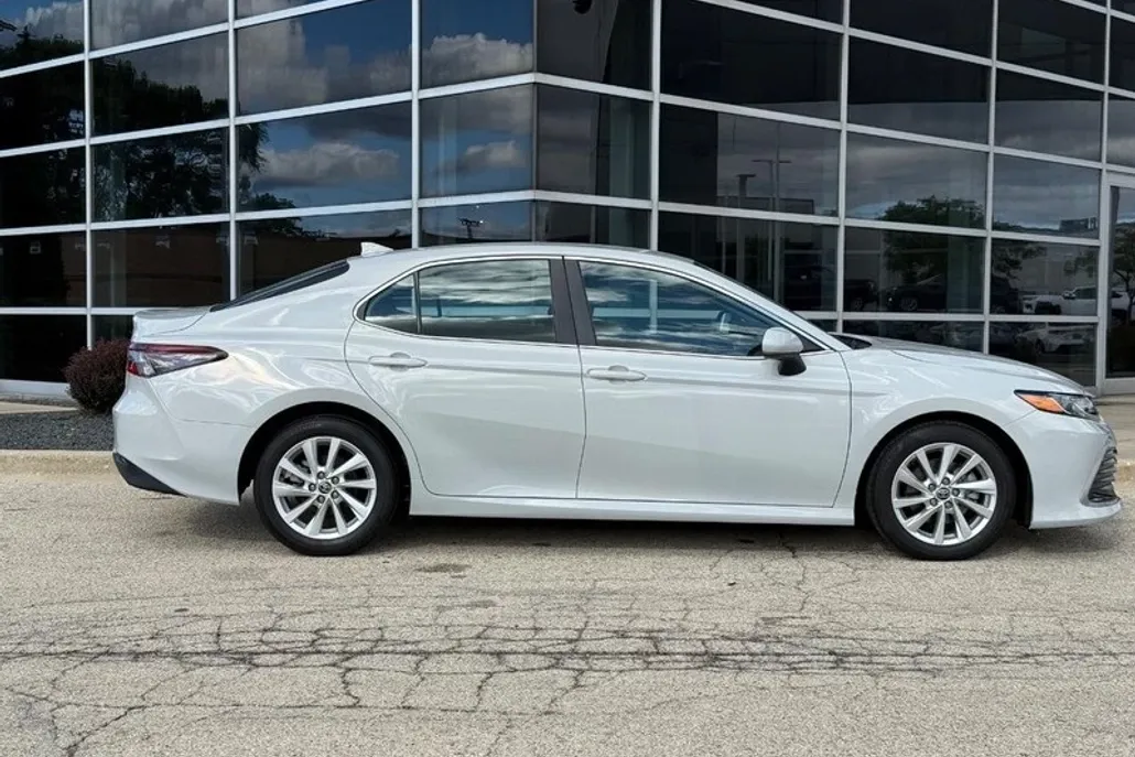 2023 Toyota Camry LE photo 1