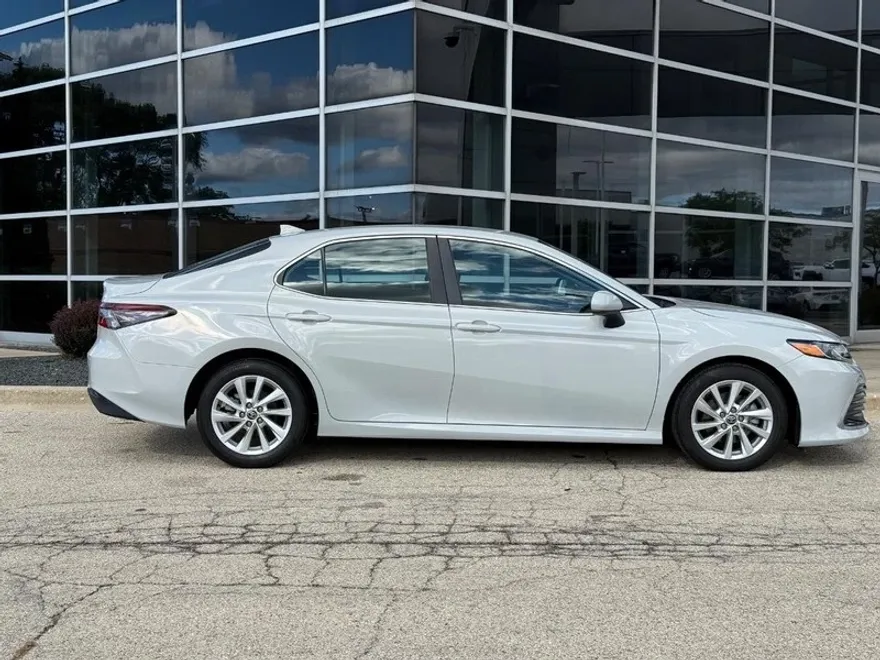 2023 Toyota Camry LE photo 1