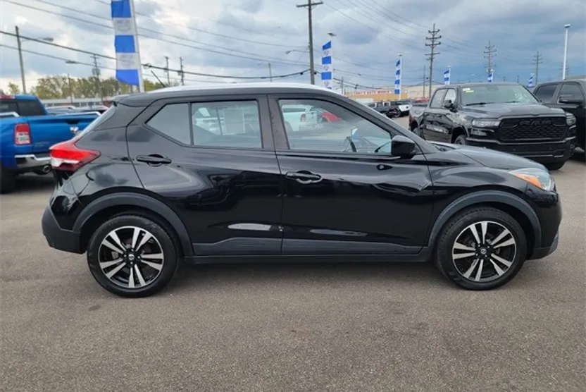 2019 Nissan Kicks SV photo 1