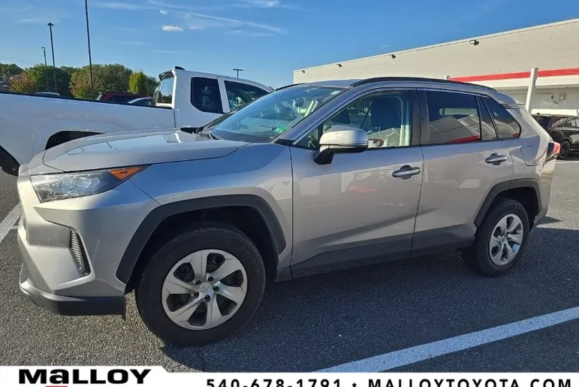 2021 Toyota RAV4 LE photo 1