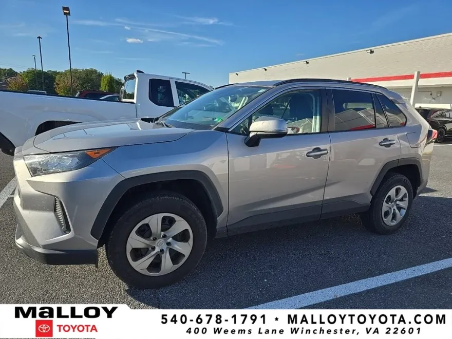 2021 Toyota RAV4 LE photo 1