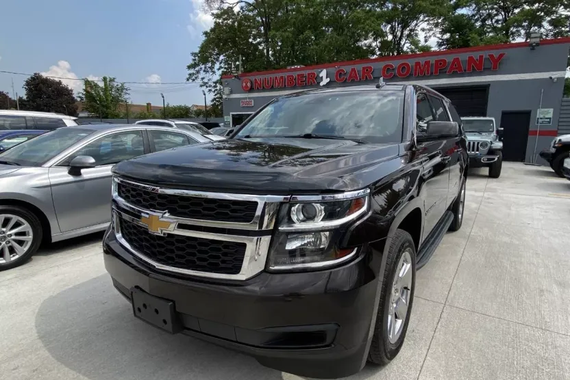 2018 Chevrolet Suburban LT photo 1
