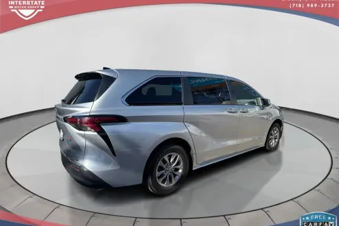 2022 Toyota Sienna LE photo 2