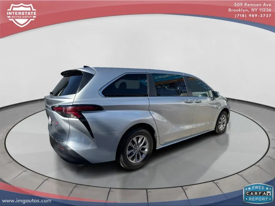 2022 Toyota Sienna LE photo 2