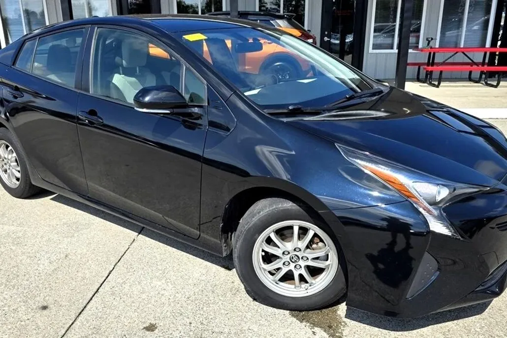 2016 Toyota Prius Four photo 1