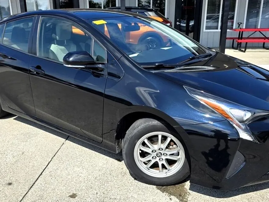 2016 Toyota Prius Four photo 1