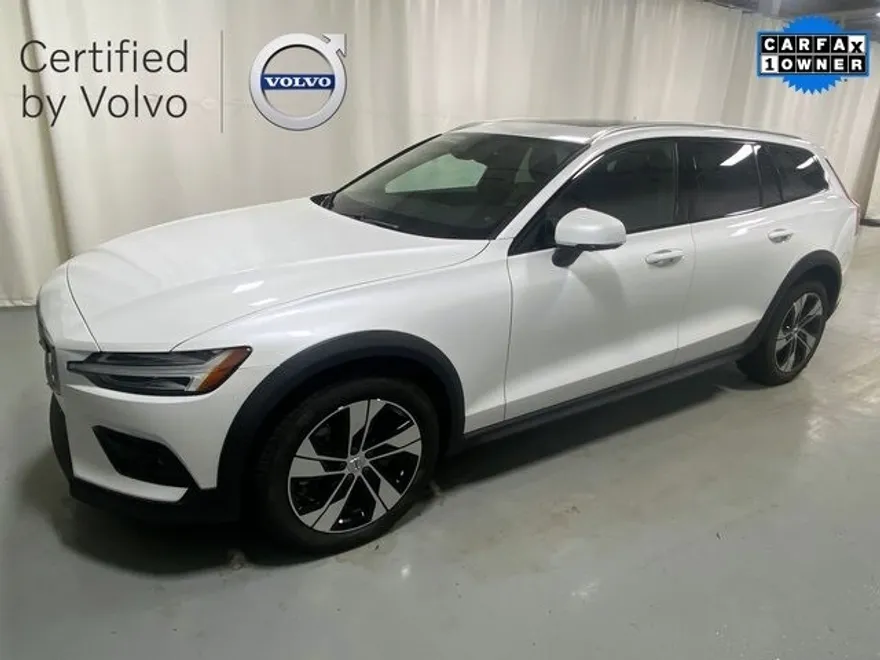 2024 Volvo V60 Cross Country B5 Plus photo 1