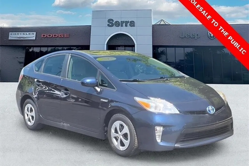 2013 Toyota Prius Three photo 1