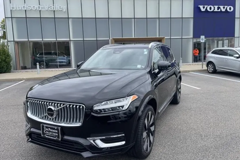 2024 Volvo XC90 T8 Plus photo 1