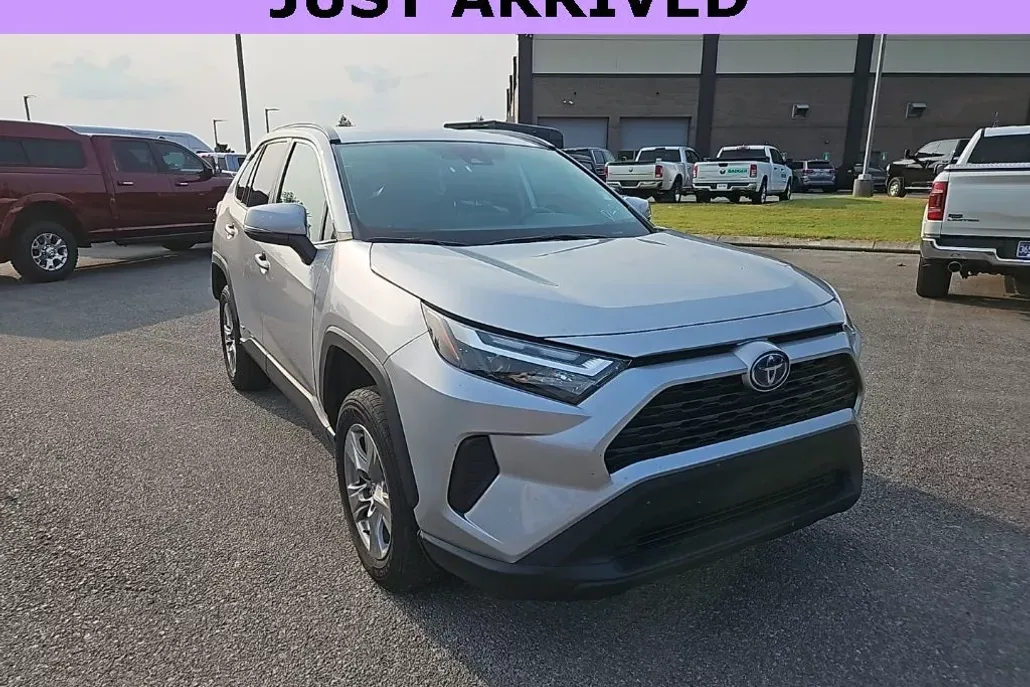 2024 Toyota RAV4 Hybrid XLE photo 1