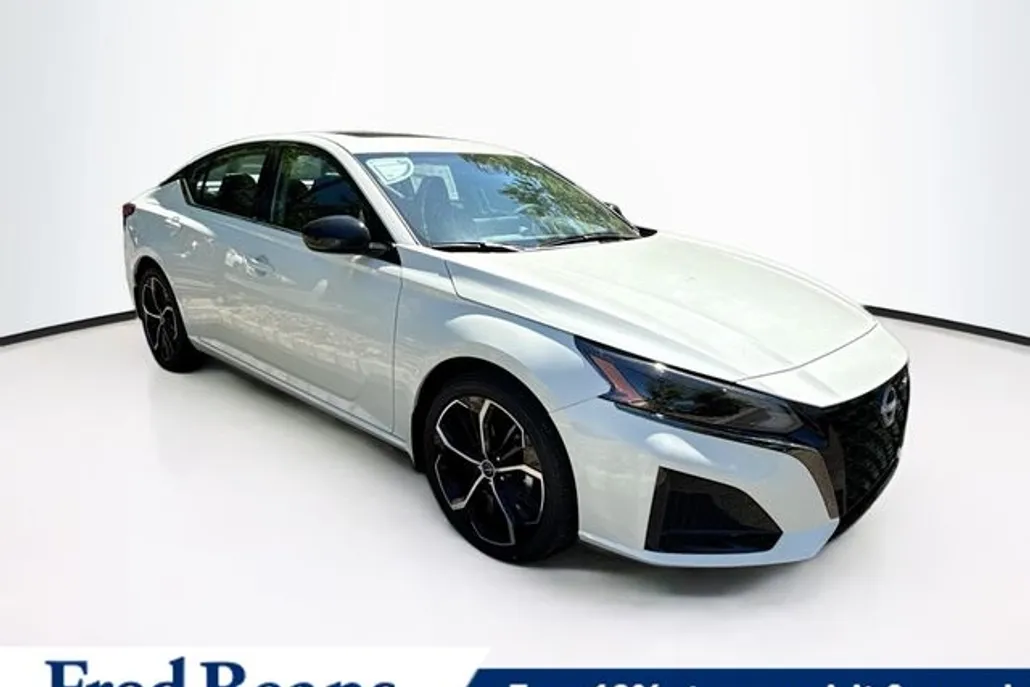 2025 Nissan Altima SR photo 1