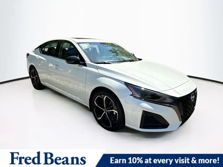 2025 Nissan Altima SR photo 1