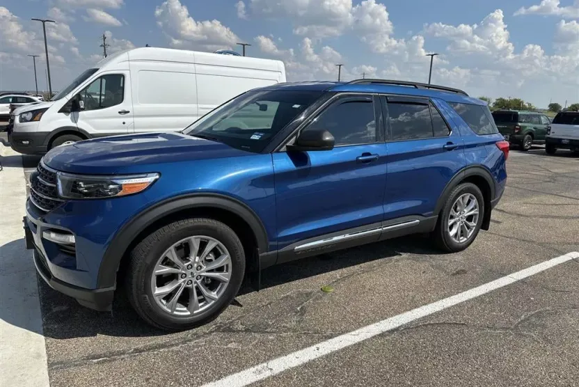 2023 Ford Explorer XLT photo 1