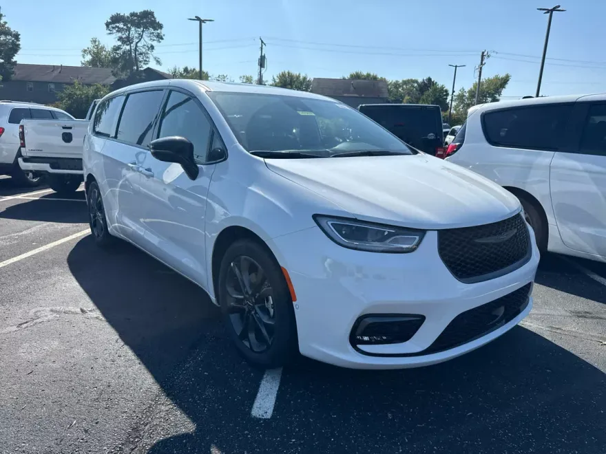 2026 Chrysler Pacifica Base photo 1