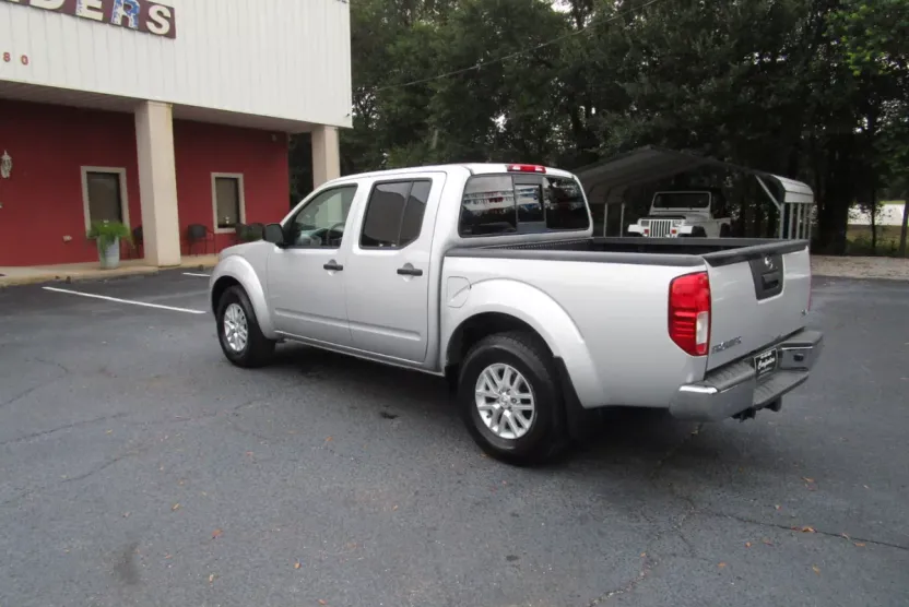 2017 Nissan Frontier Crew Cab SV photo 1