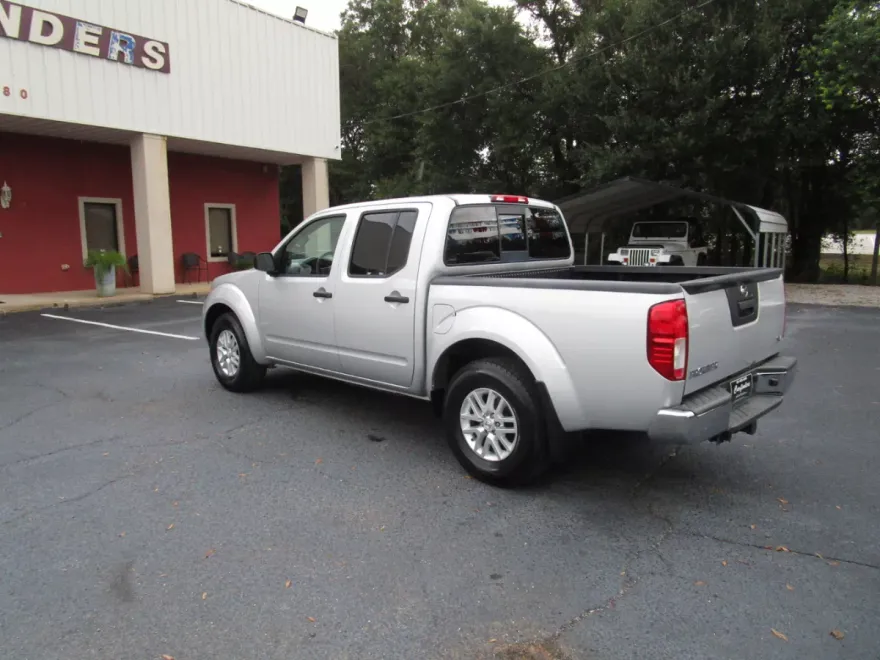 2017 Nissan Frontier Crew Cab SV photo 1