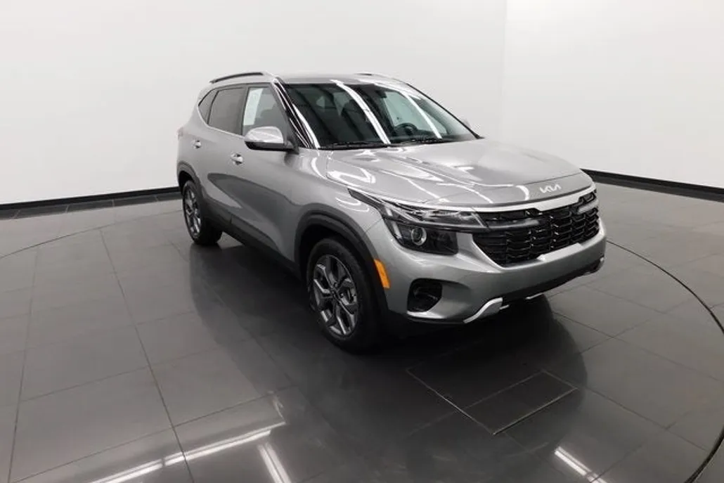 2024 Kia Seltos S photo 1